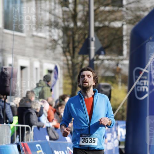 06.04.2025 - 44. Internationalen Wilhelmsburger Insellauf A. Gomolzig http://msf.ph/oto/7556750 06.04.2025 10:25:54 Ziel 3142, 3535, 3556, 5120, 5126 meine-sportfotos.de