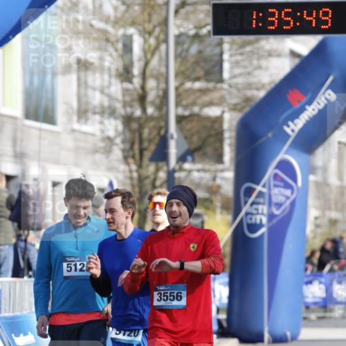 06.04.2025 - 44. Internationalen Wilhelmsburger Insellauf A. Gomolzig http://msf.ph/oto/7556768 06.04.2025 10:25:48 Ziel 3142, 3556, 5120, 5126 meine-sportfotos.de