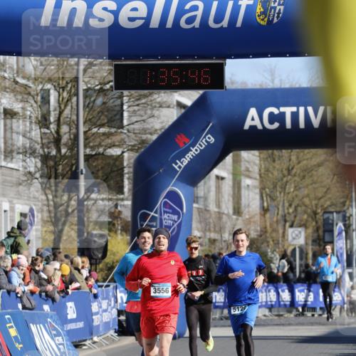 06.04.2025 - 44. Internationalen Wilhelmsburger Insellauf A. Gomolzig http://msf.ph/oto/7556777 06.04.2025 10:25:45 Ziel 3556, 5120, 5126 meine-sportfotos.de