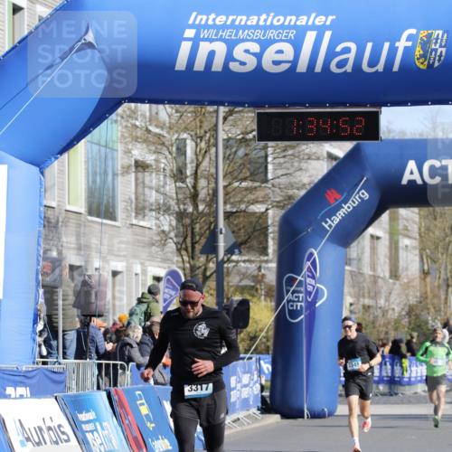 06.04.2025 - 44. Internationalen Wilhelmsburger Insellauf A. Gomolzig http://msf.ph/oto/7556818 06.04.2025 10:24:50 Ziel 3317, 4136, 4292 meine-sportfotos.de