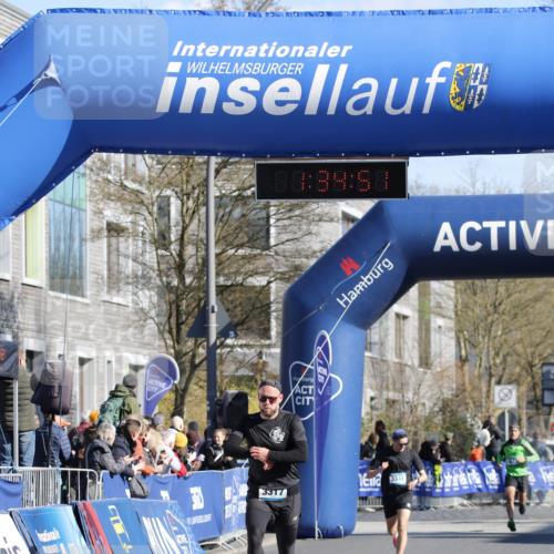 06.04.2025 - 44. Internationalen Wilhelmsburger Insellauf A. Gomolzig http://msf.ph/oto/7556820 06.04.2025 10:24:49 Ziel 3317, 4136, 4292 meine-sportfotos.de