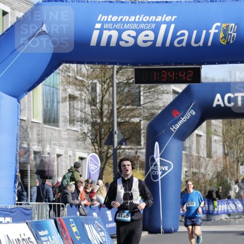 06.04.2025 - 44. Internationalen Wilhelmsburger Insellauf A. Gomolzig http://msf.ph/oto/7556836 06.04.2025 10:24:41 Ziel 3081, 3294, 4136 meine-sportfotos.de