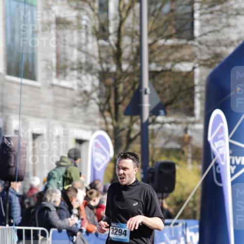 06.04.2025 - 44. Internationalen Wilhelmsburger Insellauf A. Gomolzig http://msf.ph/oto/7556853 06.04.2025 10:24:30 Ziel 3294, 3460, 4053 meine-sportfotos.de