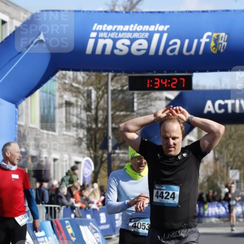 06.04.2025 - 44. Internationalen Wilhelmsburger Insellauf A. Gomolzig http://msf.ph/oto/7556858 06.04.2025 10:24:25 Ziel 3460, 4053, 4424 meine-sportfotos.de