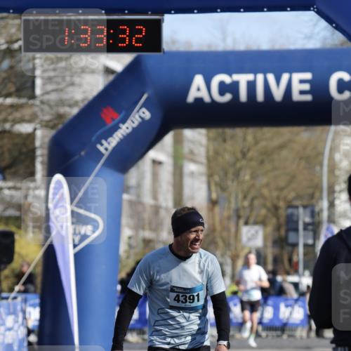 06.04.2025 - 44. Internationalen Wilhelmsburger Insellauf A. Gomolzig http://msf.ph/oto/7556931 06.04.2025 10:23:30 Ziel 3379, 3536, 3792, 4391 meine-sportfotos.de