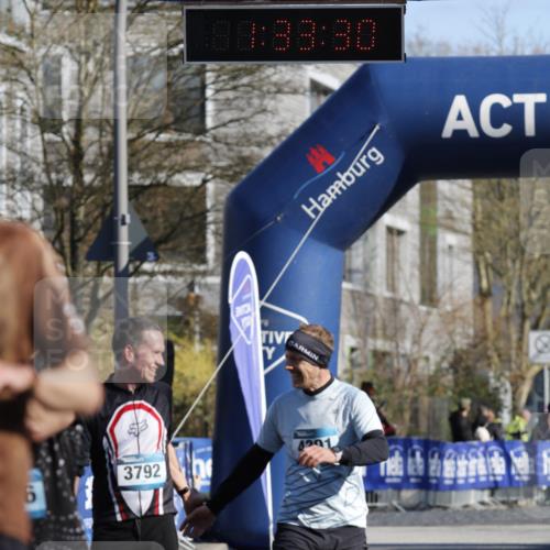 06.04.2025 - 44. Internationalen Wilhelmsburger Insellauf A. Gomolzig http://msf.ph/oto/7556936 06.04.2025 10:23:28 Ziel 3379, 3536, 3792, 4391 meine-sportfotos.de