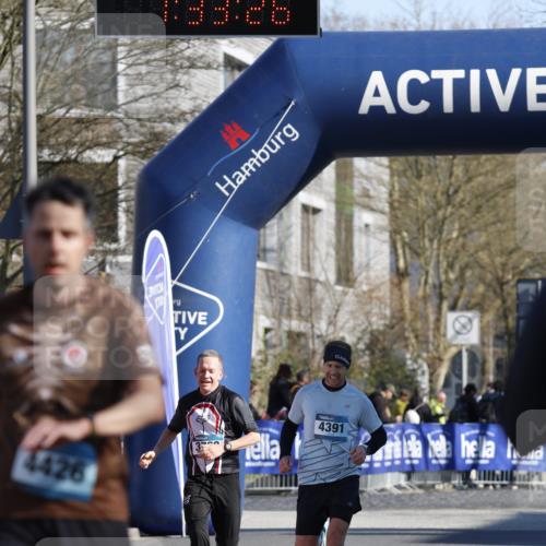 06.04.2025 - 44. Internationalen Wilhelmsburger Insellauf A. Gomolzig http://msf.ph/oto/7556940 06.04.2025 10:23:24 Ziel 3379, 3536, 4391, 4426 meine-sportfotos.de