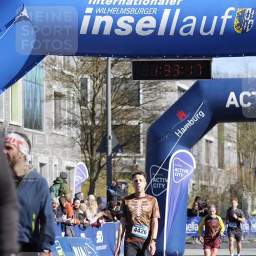 06.04.2025 - 44. Internationalen Wilhelmsburger Insellauf A. Gomolzig http://msf.ph/oto/7556953 06.04.2025 10:23:15 Ziel 4426, 4493, 4496 meine-sportfotos.de