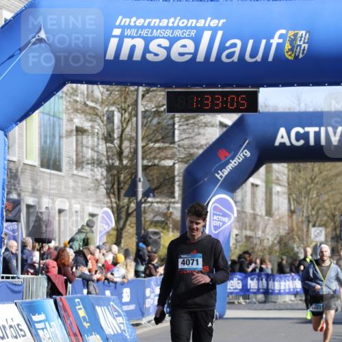 06.04.2025 - 44. Internationalen Wilhelmsburger Insellauf A. Gomolzig http://msf.ph/oto/7556966 06.04.2025 10:23:03 Ziel 4071, 4081 meine-sportfotos.de