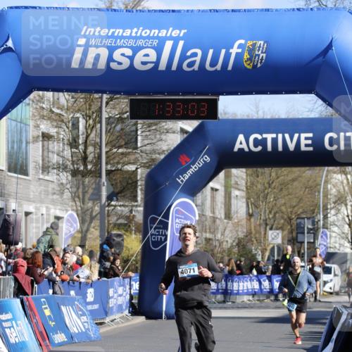 06.04.2025 - 44. Internationalen Wilhelmsburger Insellauf A. Gomolzig http://msf.ph/oto/7556969 06.04.2025 10:23:01 Ziel 3395, 4071, 4081 meine-sportfotos.de