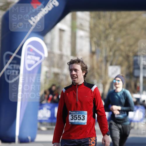 06.04.2025 - 44. Internationalen Wilhelmsburger Insellauf A. Gomolzig http://msf.ph/oto/7557007 06.04.2025 10:22:23 Ziel 3353, 3461, 3553, 4548, 4590 meine-sportfotos.de