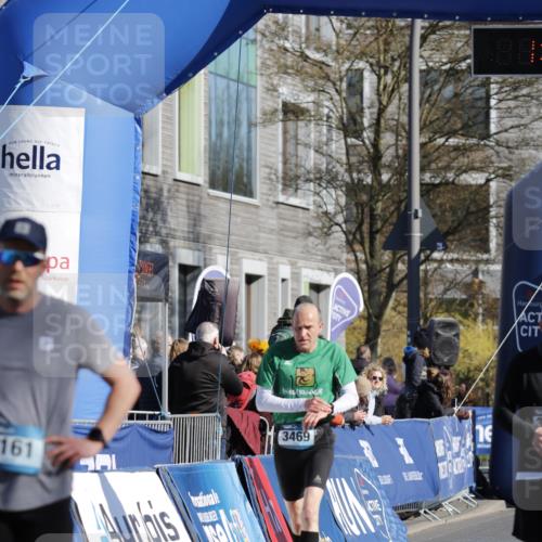06.04.2025 - 44. Internationalen Wilhelmsburger Insellauf A. Gomolzig http://msf.ph/oto/7557055 06.04.2025 10:21:34 Ziel 3161, 3469, 3572, 3598 meine-sportfotos.de