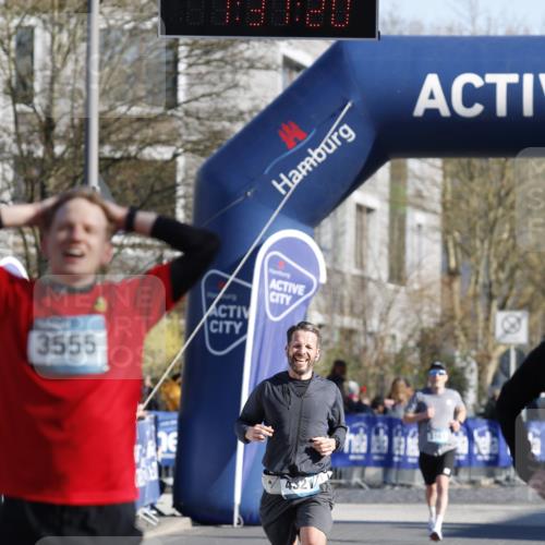 06.04.2025 - 44. Internationalen Wilhelmsburger Insellauf A. Gomolzig http://msf.ph/oto/7557073 06.04.2025 10:21:18 Ziel 3555, 4321 meine-sportfotos.de