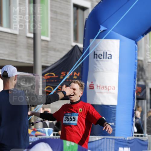 06.04.2025 - 44. Internationalen Wilhelmsburger Insellauf A. Gomolzig http://msf.ph/oto/7557076 06.04.2025 10:21:11 Ziel 3555 meine-sportfotos.de