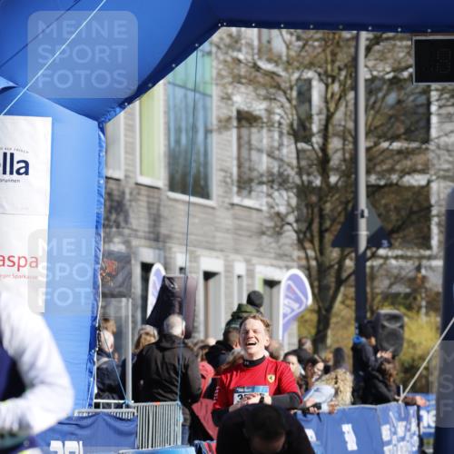 06.04.2025 - 44. Internationalen Wilhelmsburger Insellauf A. Gomolzig http://msf.ph/oto/7557087 06.04.2025 10:21:09 Ziel 3555, 4215 meine-sportfotos.de