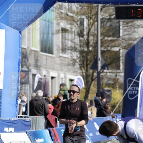 06.04.2025 - 44. Internationalen Wilhelmsburger Insellauf A. Gomolzig http://msf.ph/oto/7557107 06.04.2025 10:20:59 Ziel 4018, 4215, 4514 meine-sportfotos.de