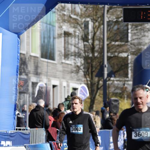 06.04.2025 - 44. Internationalen Wilhelmsburger Insellauf A. Gomolzig http://msf.ph/oto/7557128 06.04.2025 10:20:45 Ziel 3062, 3609, 3768, 3864 meine-sportfotos.de