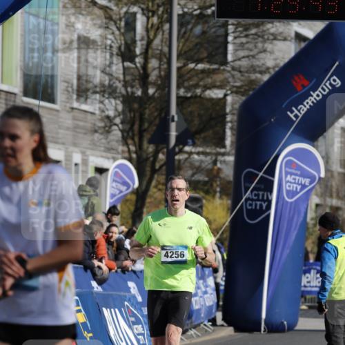 06.04.2025 - 44. Internationalen Wilhelmsburger Insellauf A. Gomolzig http://msf.ph/oto/7557202 06.04.2025 10:19:41 Ziel 4256 meine-sportfotos.de