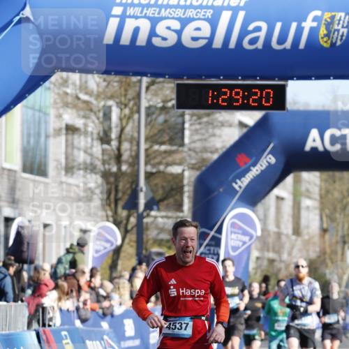 06.04.2025 - 44. Internationalen Wilhelmsburger Insellauf A. Gomolzig http://msf.ph/oto/7557224 06.04.2025 10:19:18 Ziel 3027, 3103, 4537 meine-sportfotos.de