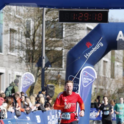 06.04.2025 - 44. Internationalen Wilhelmsburger Insellauf A. Gomolzig http://msf.ph/oto/7557229 06.04.2025 10:19:16 Ziel 3027, 3103, 4537 meine-sportfotos.de