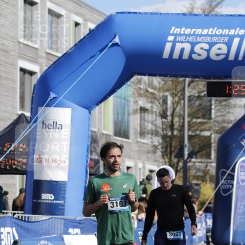 06.04.2025 - 44. Internationalen Wilhelmsburger Insellauf A. Gomolzig http://msf.ph/oto/7557240 06.04.2025 10:19:12 Ziel 3027, 3103, 4392 meine-sportfotos.de
