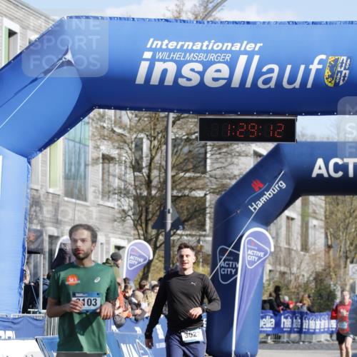 06.04.2025 - 44. Internationalen Wilhelmsburger Insellauf A. Gomolzig http://msf.ph/oto/7557243 06.04.2025 10:19:10 Ziel 3027, 3103, 4392 meine-sportfotos.de
