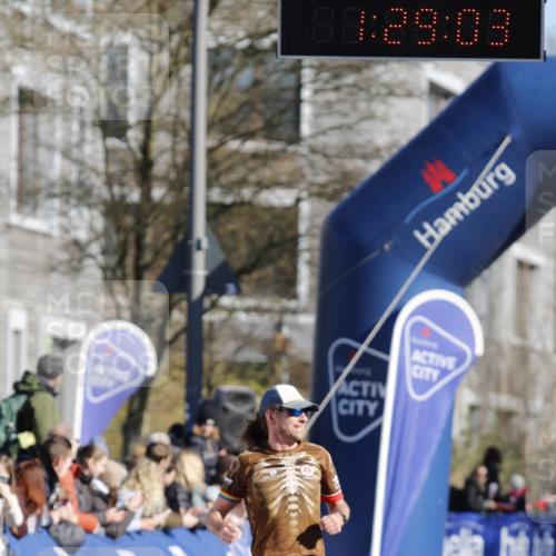 06.04.2025 - 44. Internationalen Wilhelmsburger Insellauf A. Gomolzig http://msf.ph/oto/7557257 06.04.2025 10:19:01 Ziel 4392 meine-sportfotos.de