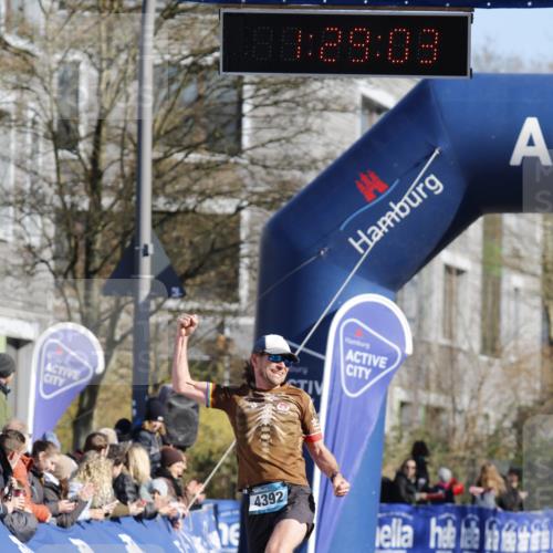 06.04.2025 - 44. Internationalen Wilhelmsburger Insellauf A. Gomolzig http://msf.ph/oto/7557260 06.04.2025 10:19:01 Ziel 4392 meine-sportfotos.de