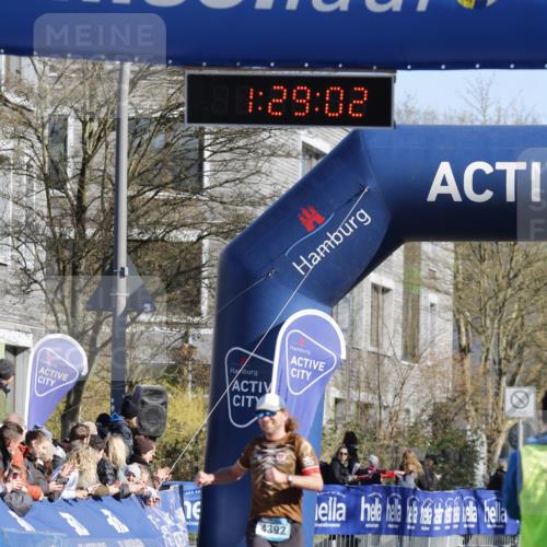 06.04.2025 - 44. Internationalen Wilhelmsburger Insellauf A. Gomolzig http://msf.ph/oto/7557263 06.04.2025 10:19:00 Ziel 4392 meine-sportfotos.de