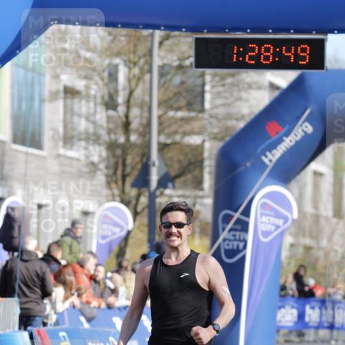 06.04.2025 - 44. Internationalen Wilhelmsburger Insellauf A. Gomolzig http://msf.ph/oto/7557267 06.04.2025 10:18:48 Ziel 3203, 3643, 3739 meine-sportfotos.de