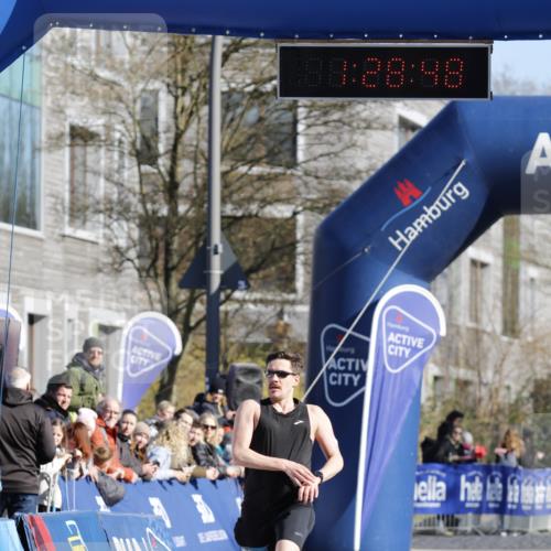 06.04.2025 - 44. Internationalen Wilhelmsburger Insellauf A. Gomolzig http://msf.ph/oto/7557276 06.04.2025 10:18:46 Ziel 3203, 3643, 3739 meine-sportfotos.de
