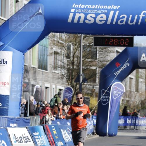 06.04.2025 - 44. Internationalen Wilhelmsburger Insellauf A. Gomolzig http://msf.ph/oto/7557341 06.04.2025 10:18:00 Ziel 3514 meine-sportfotos.de