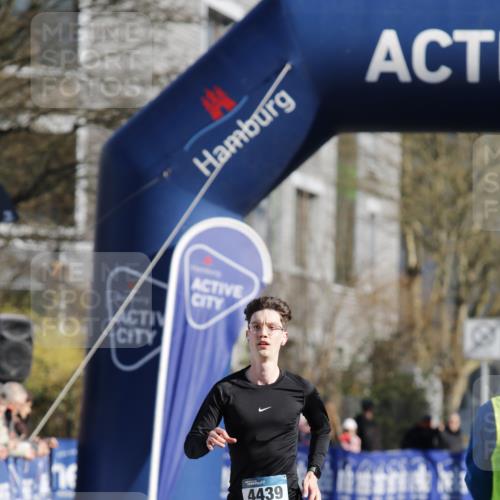 06.04.2025 - 44. Internationalen Wilhelmsburger Insellauf A. Gomolzig http://msf.ph/oto/7557428 06.04.2025 10:16:41 Ziel 4439 meine-sportfotos.de