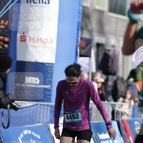 06.04.2025 - 44. Internationalen Wilhelmsburger Insellauf A. Gomolzig http://msf.ph/oto/7557441 06.04.2025 10:16:12 Ziel 4492 meine-sportfotos.de