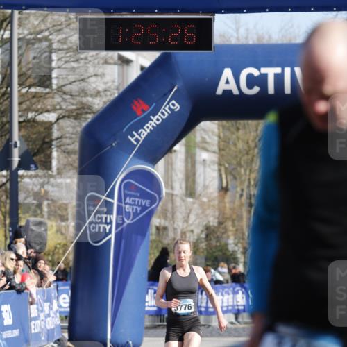 06.04.2025 - 44. Internationalen Wilhelmsburger Insellauf A. Gomolzig http://msf.ph/oto/7557461 06.04.2025 10:15:24 Ziel 3059, 3080, 3475, 3776 meine-sportfotos.de