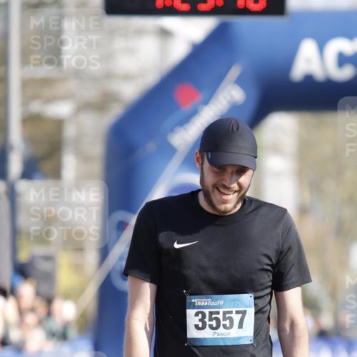 06.04.2025 - 44. Internationalen Wilhelmsburger Insellauf A. Gomolzig http://msf.ph/oto/7557469 06.04.2025 10:15:16 Ziel 3059, 3557 meine-sportfotos.de