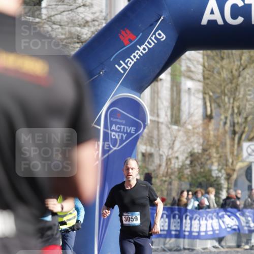06.04.2025 - 44. Internationalen Wilhelmsburger Insellauf A. Gomolzig http://msf.ph/oto/7557476 06.04.2025 10:15:10 Ziel 3557 meine-sportfotos.de