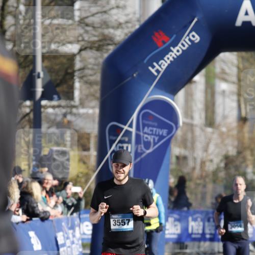 06.04.2025 - 44. Internationalen Wilhelmsburger Insellauf A. Gomolzig http://msf.ph/oto/7557480 06.04.2025 10:15:09 Ziel 3557, 3566 meine-sportfotos.de