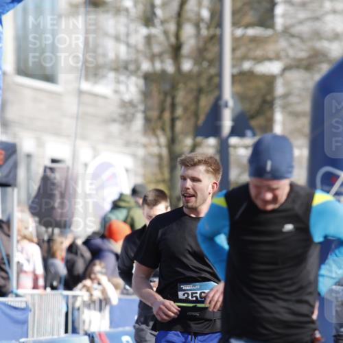 06.04.2025 - 44. Internationalen Wilhelmsburger Insellauf A. Gomolzig http://msf.ph/oto/7557490 06.04.2025 10:14:56 Ziel 3399, 3524, 3566, 3599 meine-sportfotos.de