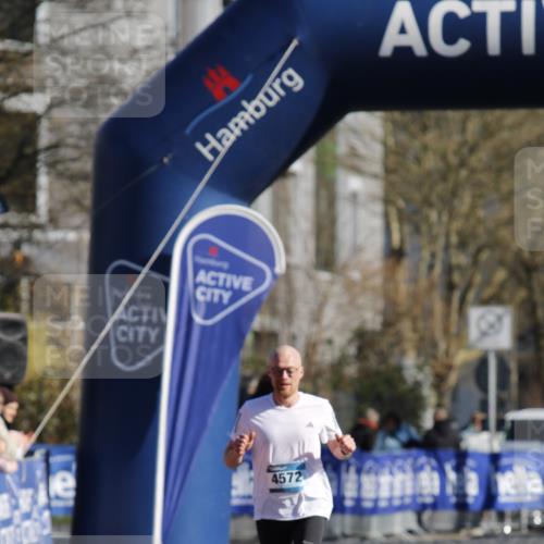 06.04.2025 - 44. Internationalen Wilhelmsburger Insellauf A. Gomolzig http://msf.ph/oto/7557636 06.04.2025 10:13:17 Ziel  meine-sportfotos.de