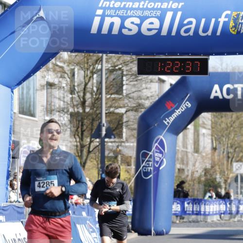 06.04.2025 - 44. Internationalen Wilhelmsburger Insellauf A. Gomolzig http://msf.ph/oto/7557665 06.04.2025 10:12:35 Ziel 4206, 4285 meine-sportfotos.de