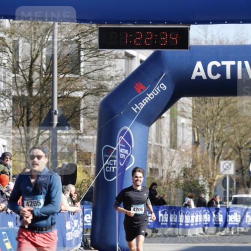 06.04.2025 - 44. Internationalen Wilhelmsburger Insellauf A. Gomolzig http://msf.ph/oto/7557674 06.04.2025 10:12:33 Ziel 4206, 4285 meine-sportfotos.de