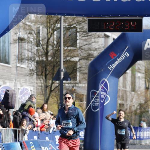 06.04.2025 - 44. Internationalen Wilhelmsburger Insellauf A. Gomolzig http://msf.ph/oto/7557677 06.04.2025 10:12:32 Ziel 4285 meine-sportfotos.de