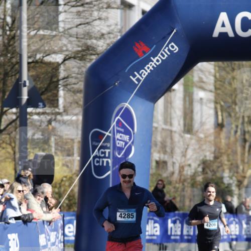 06.04.2025 - 44. Internationalen Wilhelmsburger Insellauf A. Gomolzig http://msf.ph/oto/7557688 06.04.2025 10:12:30 Ziel  meine-sportfotos.de