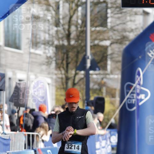 06.04.2025 - 44. Internationalen Wilhelmsburger Insellauf A. Gomolzig http://msf.ph/oto/7557714 06.04.2025 10:11:56 Ziel 3214 meine-sportfotos.de