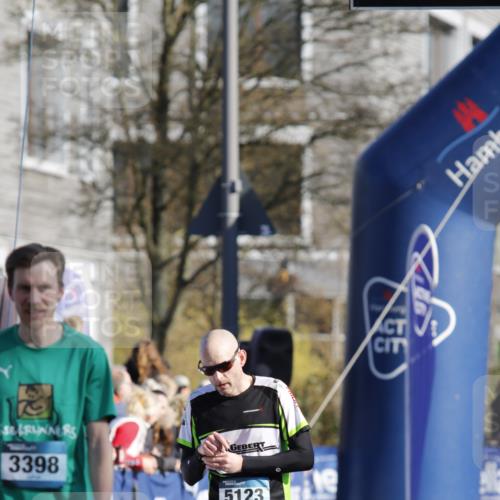 06.04.2025 - 44. Internationalen Wilhelmsburger Insellauf A. Gomolzig http://msf.ph/oto/7557746 06.04.2025 10:11:18 Ziel 3398, 5001, 5037, 5123 meine-sportfotos.de