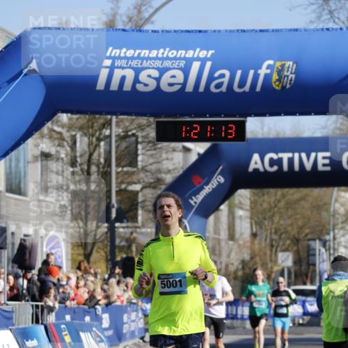 06.04.2025 - 44. Internationalen Wilhelmsburger Insellauf A. Gomolzig http://msf.ph/oto/7557766 06.04.2025 10:11:11 Ziel 5001 meine-sportfotos.de