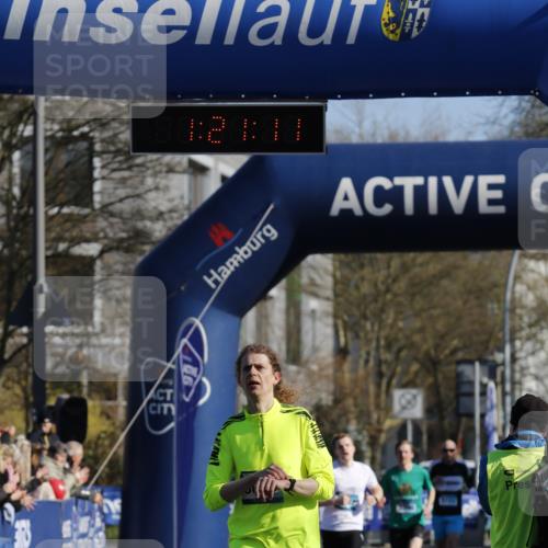 06.04.2025 - 44. Internationalen Wilhelmsburger Insellauf A. Gomolzig http://msf.ph/oto/7557775 06.04.2025 10:11:10 Ziel 5001 meine-sportfotos.de