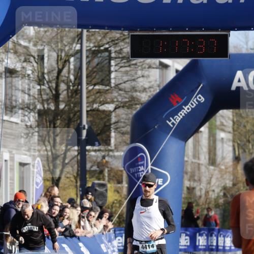 06.04.2025 - 44. Internationalen Wilhelmsburger Insellauf A. Gomolzig http://msf.ph/oto/7557901 06.04.2025 10:07:35 Ziel 4414 meine-sportfotos.de