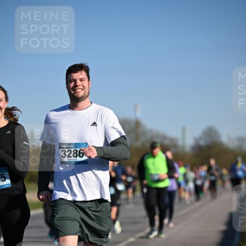 06.04.2025 - 44. Internationalen Wilhelmsburger Insellauf Dr. Thomas Lammeyer http://msf.ph/oto/7557946 06.04.2025 09:33:57 Laufen 35, 3286 meine-sportfotos.de